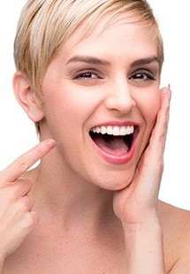 woman smiling with hat